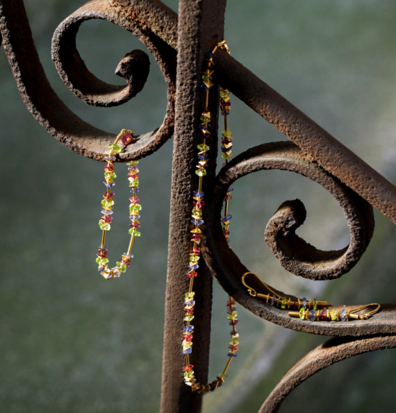 Kette und Ohrringe aus vergoldetem Silber Granat Peridot und Iolith von Edel und Stein Schmuckdesign Esslingen