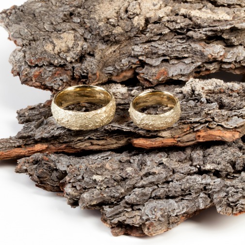Leicht innen und außen gewölbt sind diese Ringe in 750 Gelbgold von Edel und Stein Esslingen